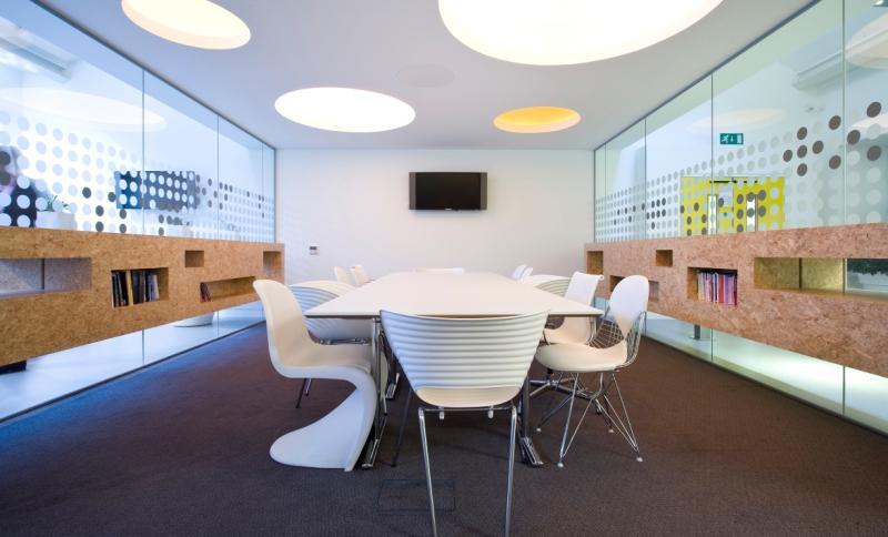 Creative hub Included in the hire: 7m x 4m meeting room A light and airy space offering natural light and good acoustics Adapted as per your requirements.