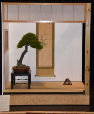 One element in the display needs to convey the season. If the bonsai has autumn coloured leaves, the tree makes it clear that it is autumn.