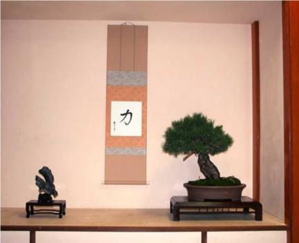 Poems are better suited to display with a bonsai, particularly those that expound on nature or the seasons.