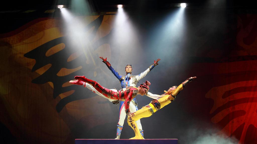 This program is full of strength; it needs two acrobats to cooperate. These acrobats have outstanding basic skills, and through long term train together.