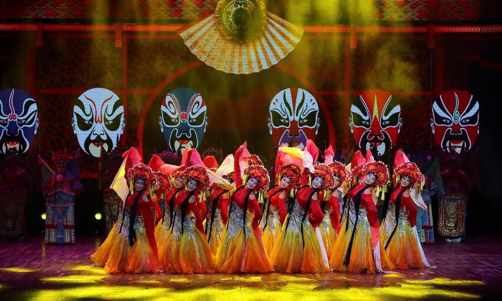 Theatrical dance Charm of Drama It is a theatrical dance composed of long sleeves, drama costume and Sichuan Opera