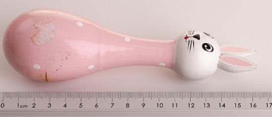 Colourful contrasting pattern with a cute rabbit face and ears. Overall length 16 cm, 67,5 g.