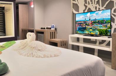 Samsung Hospitality Display with Manageability - HDX and HD0 Slim, attractive and centrally managed hospitality displays for easy upgrade of hospitality suites Address guest needs and staff